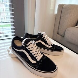 Classic Black & White Skate Sneakers - Women's